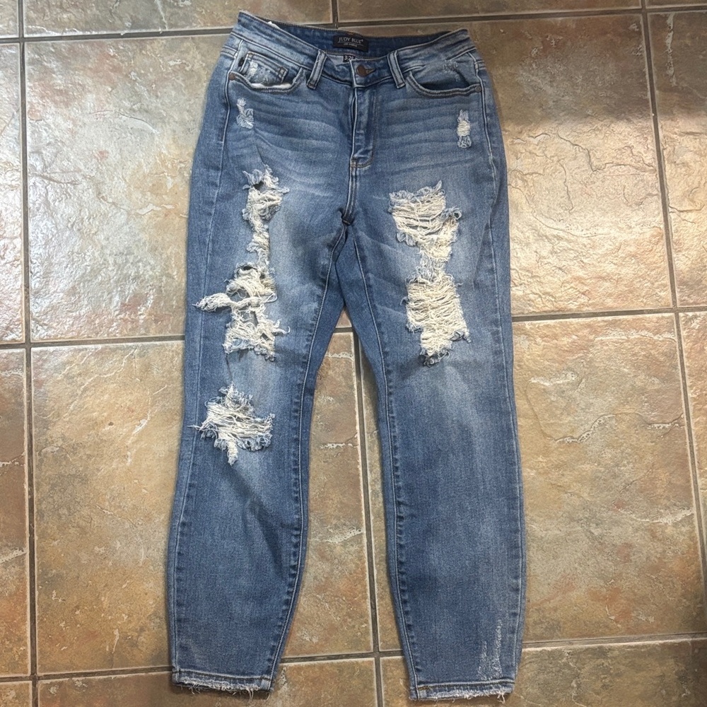 Judy Blue Ripped Ankle Jeans in Classic Blue